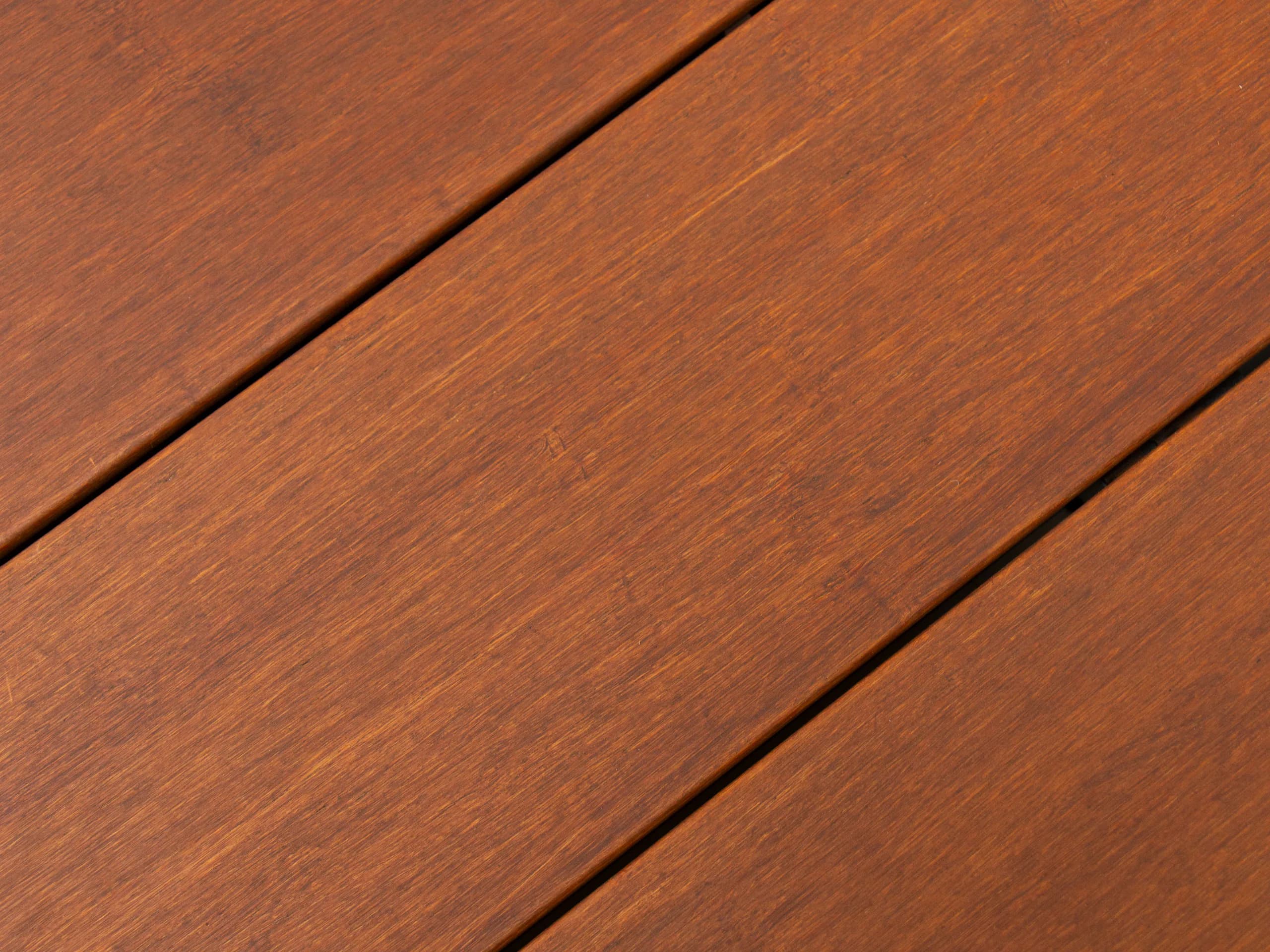 Gros plan sur le veinage d'une lame de terrasse Ceylon