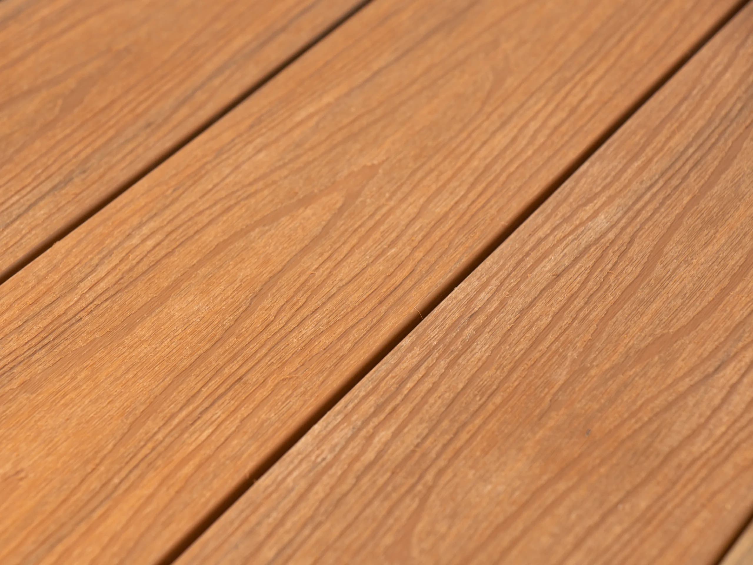 Gros plan sur le veinage brossé d'une lame de terrasse Dopio Brown