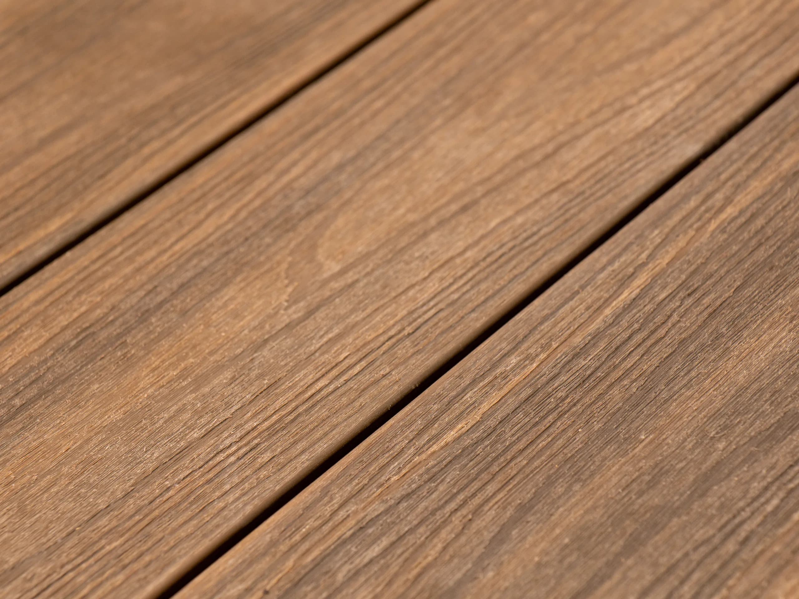 Gros plan sur le veinage brossé d'une lame de terrasse Dopio Grey
