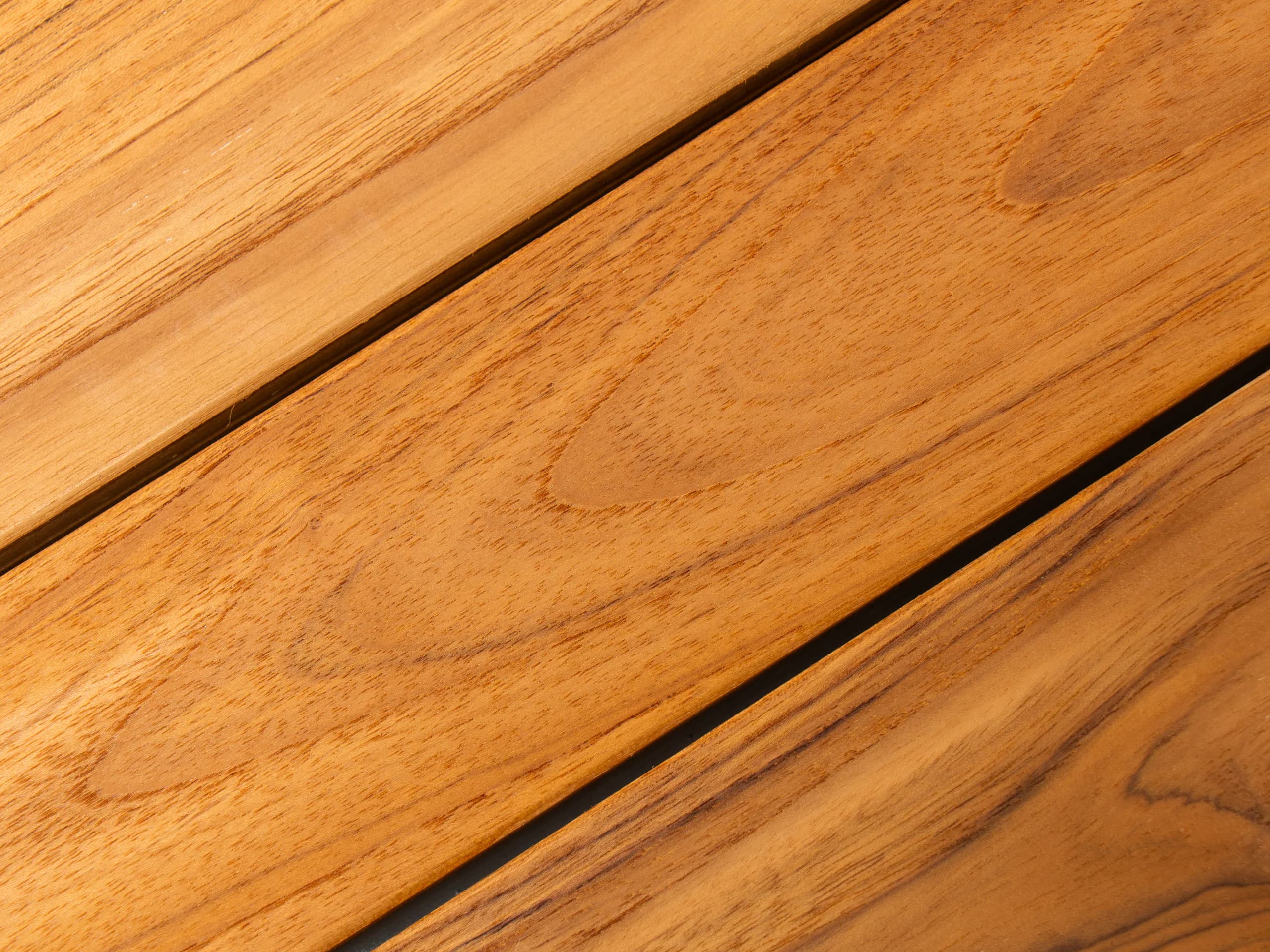 Gros plan sur le veinage d'une lame de terrasse Authentique
