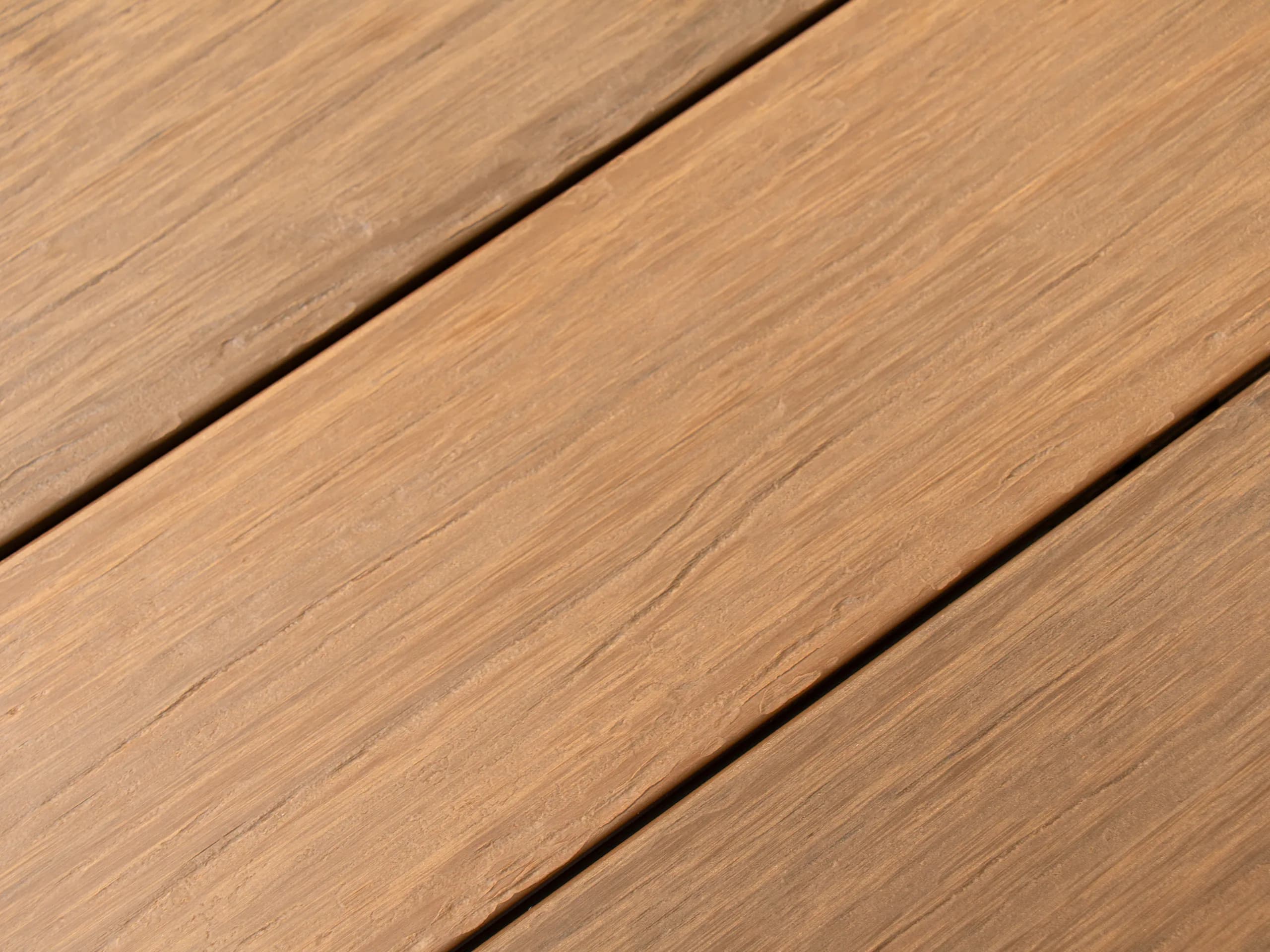 Gros plan sur le relief brossé d'une lame de terrasse Old Brown