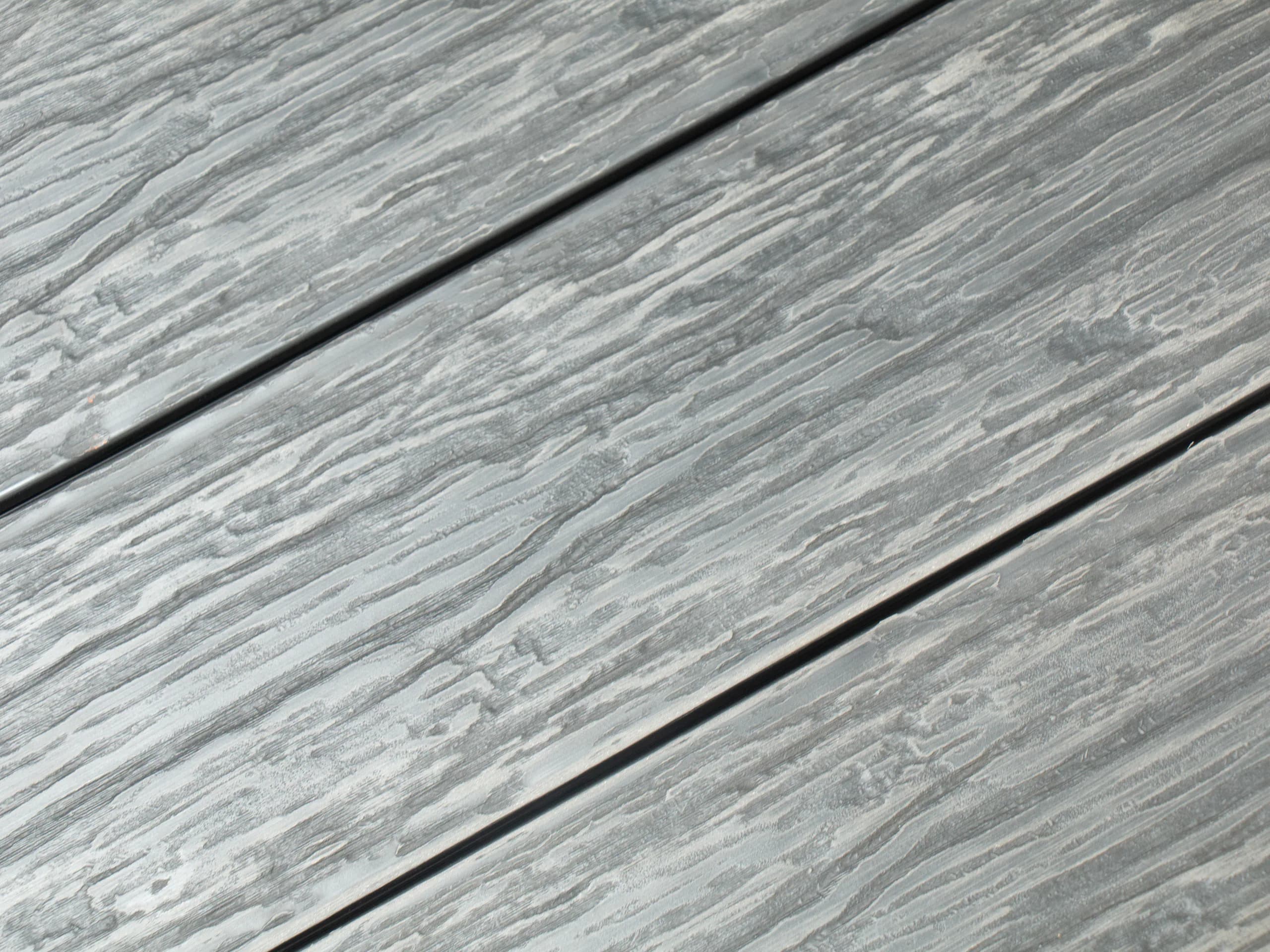 Gros plan sur une lame de terrasse Old Grey, gris bois flotté